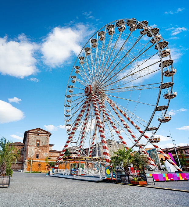 Grande roue foraine installée sur une place à Toulouse