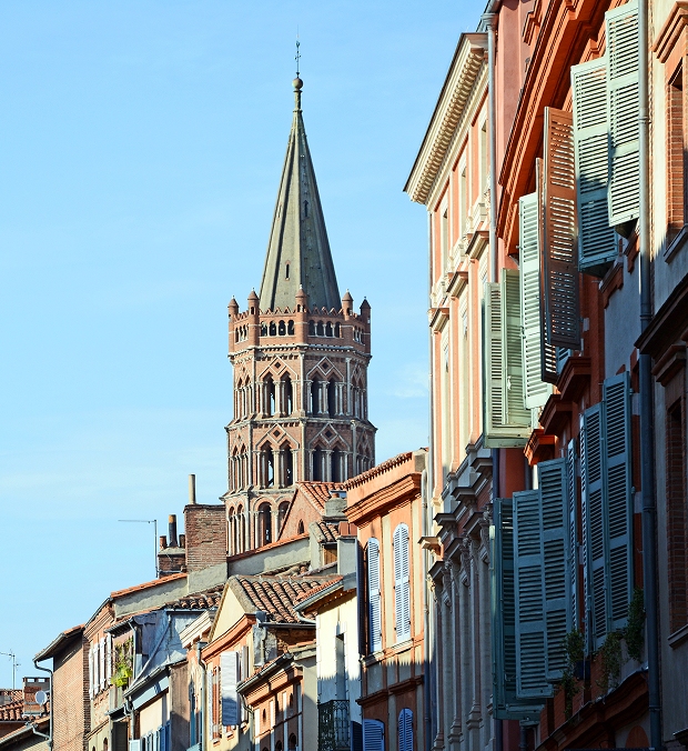 Clocher de la basilique Saint-Sernin et façades typiques à Toulouse