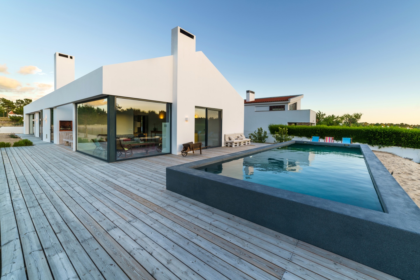 Villa moderne avec piscine et terrasse en bois, maison à vendre ou louer