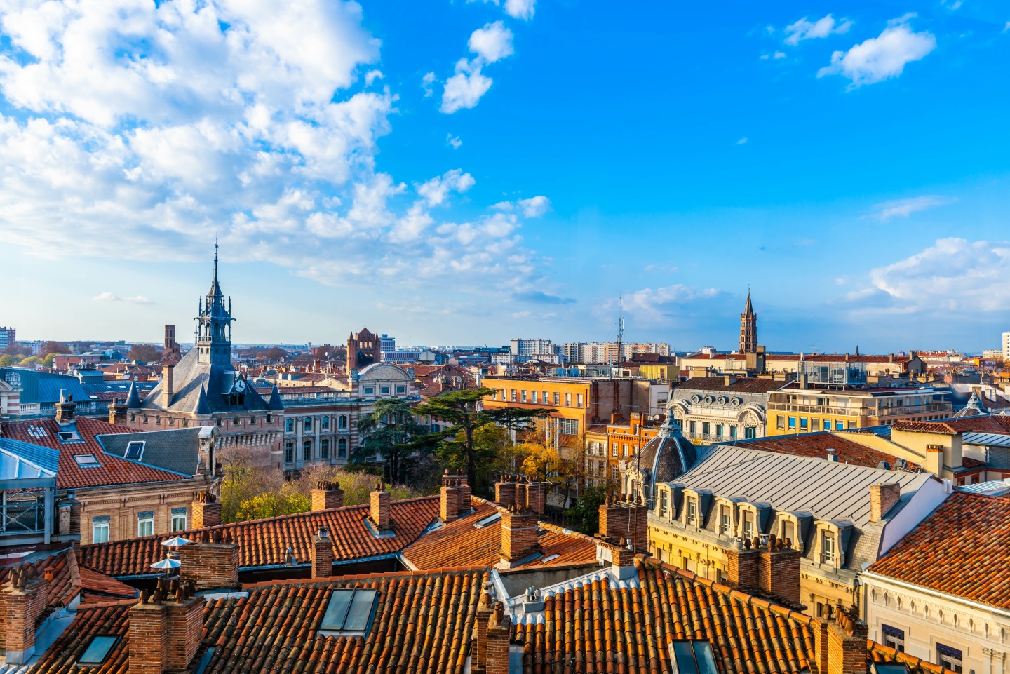 Vue aérienne des toits de Toulouse, la ville rose