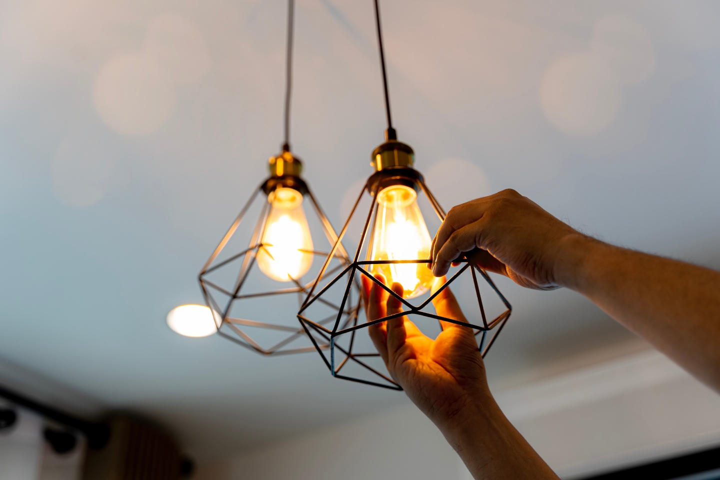 Main réglant une suspension électrique, installation d'éclairage